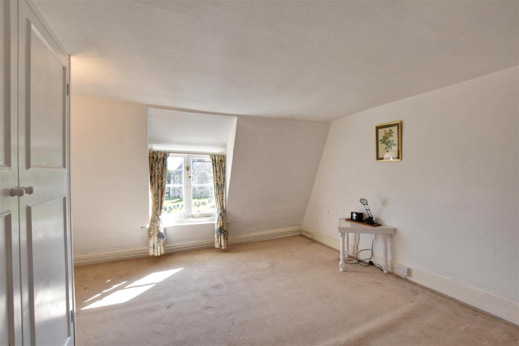 Lot: 129 - PERIOD HOUSE FOR IMPROVEMENT - Bedroom